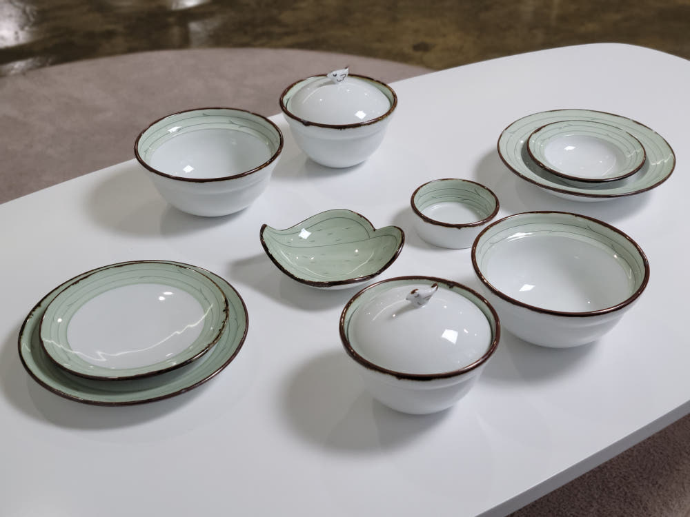 Rimmed Sauce Bowl